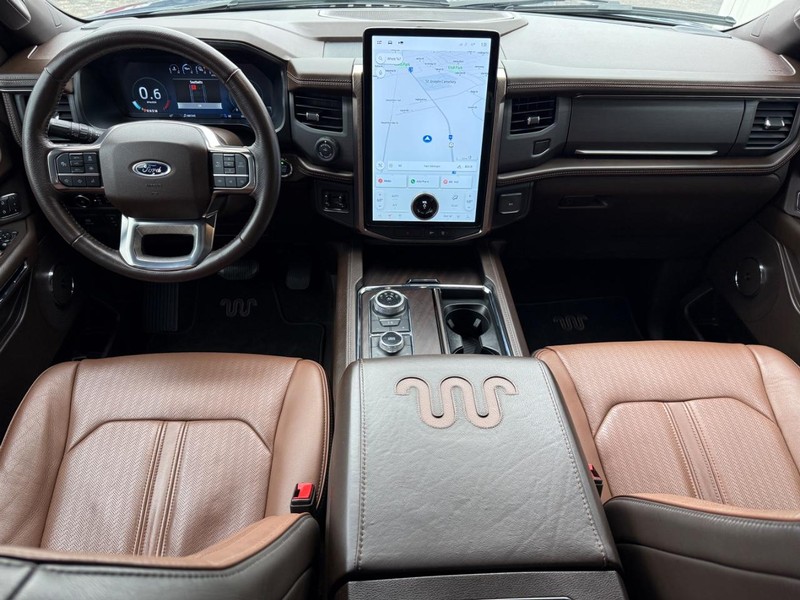 Ford Expedition Max Vehicle Full-screen Gallery Image 10