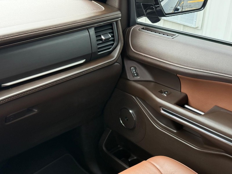 Ford Expedition Max Vehicle Full-screen Gallery Image 14