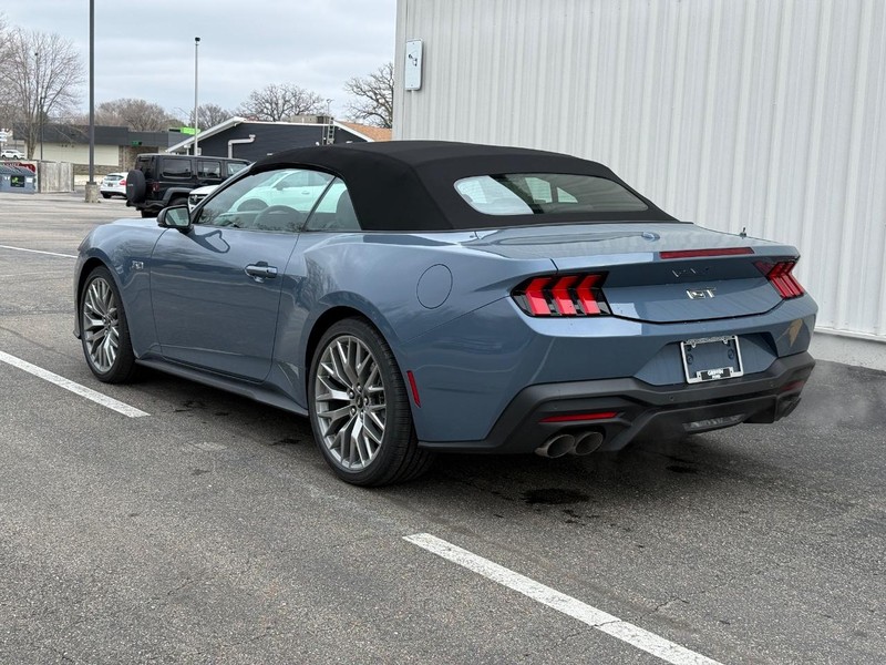 Ford Mustang Vehicle Full-screen Gallery Image 3