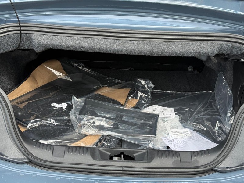 Ford Mustang Vehicle Full-screen Gallery Image 4