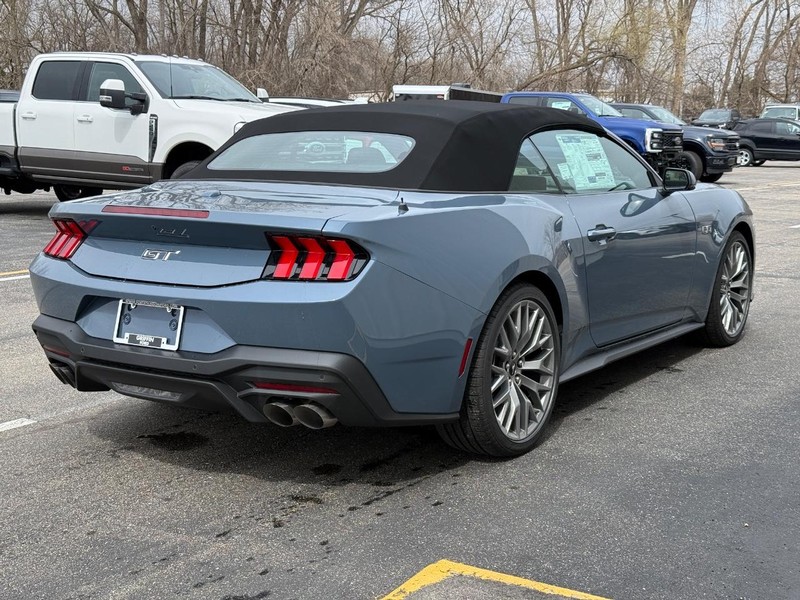 Ford Mustang Vehicle Full-screen Gallery Image 6