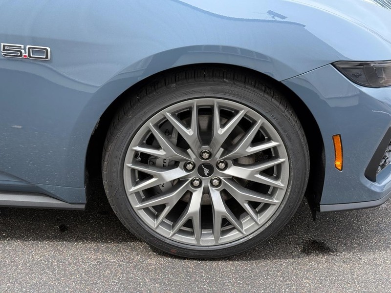 Ford Mustang Vehicle Full-screen Gallery Image 7