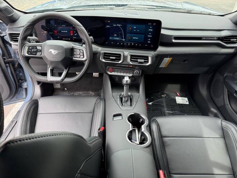 Ford Mustang Vehicle Full-screen Gallery Image 9