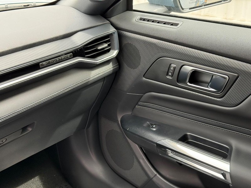 Ford Mustang Vehicle Full-screen Gallery Image 12