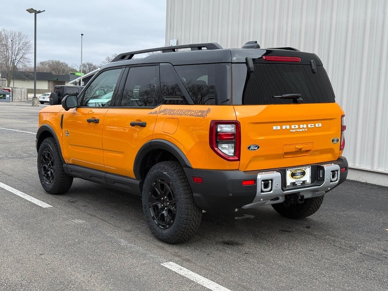 Ford Bronco Sport Vehicle Full-screen Gallery Image 3