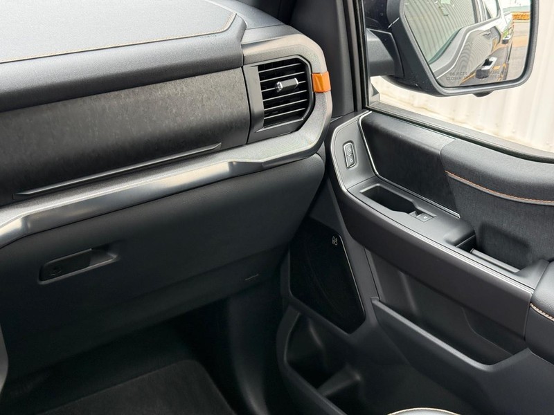 Ford F-150 Vehicle Full-screen Gallery Image 14