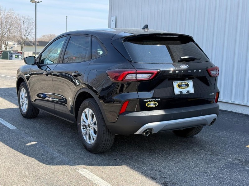 Ford Escape Vehicle Full-screen Gallery Image 3