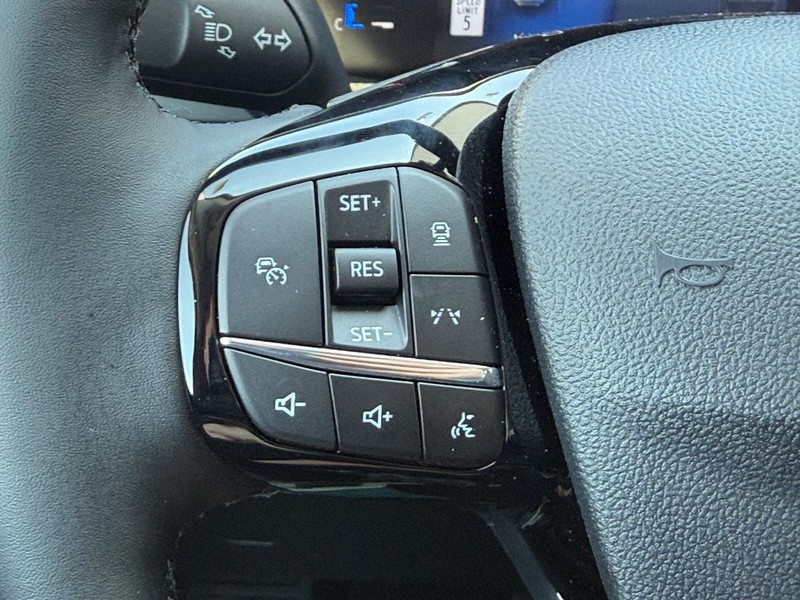 Ford Escape Vehicle Full-screen Gallery Image 15