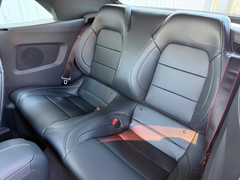 Ford Mustang Vehicle Full-screen Gallery Image 8