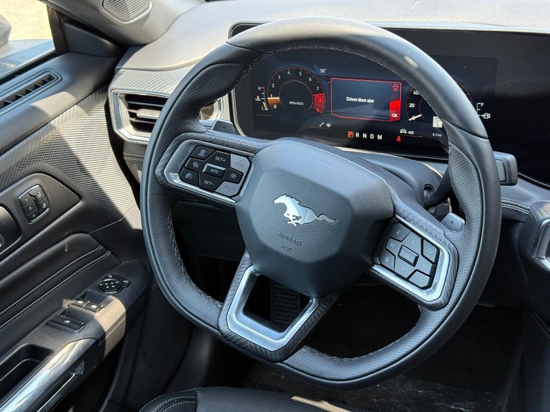 Ford Mustang Vehicle Full-screen Gallery Image 12