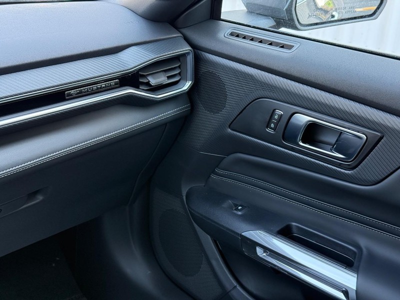 Ford Mustang Vehicle Full-screen Gallery Image 13