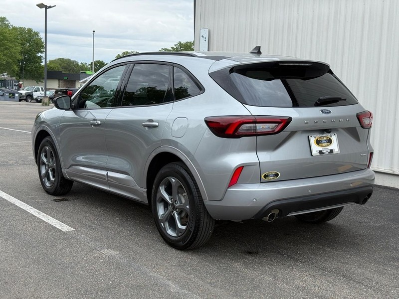 Ford Escape Vehicle Full-screen Gallery Image 3