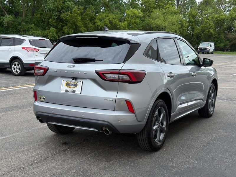 Ford Escape Vehicle Full-screen Gallery Image 7