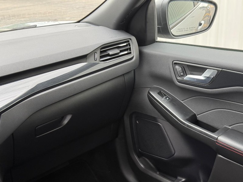 Ford Escape Vehicle Full-screen Gallery Image 13