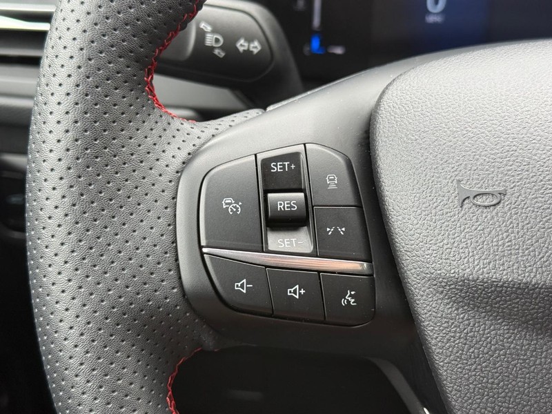 Ford Escape Vehicle Full-screen Gallery Image 17