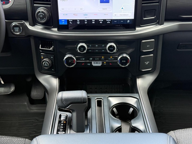 Ford F-150 Vehicle Full-screen Gallery Image 12