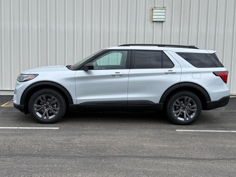 Ford Explorer Vehicle Full-screen Gallery Image 2
