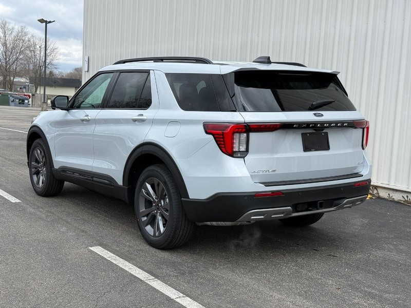 Ford Explorer Vehicle Full-screen Gallery Image 3