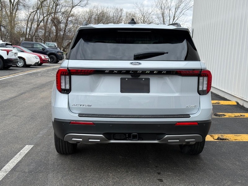Ford Explorer Vehicle Full-screen Gallery Image 4