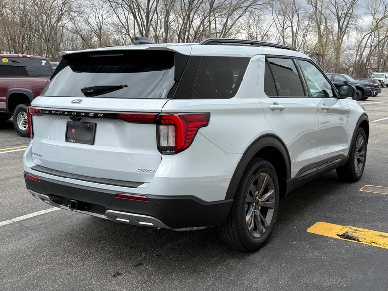 Ford Explorer Vehicle Full-screen Gallery Image 6