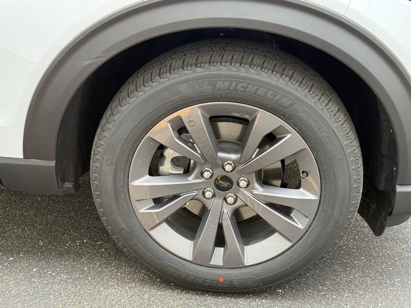 Ford Explorer Vehicle Full-screen Gallery Image 7