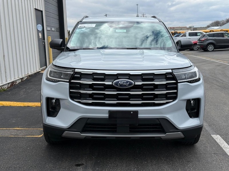 Ford Explorer Vehicle Full-screen Gallery Image 8