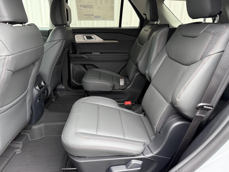 Ford Explorer Vehicle Full-screen Gallery Image 9
