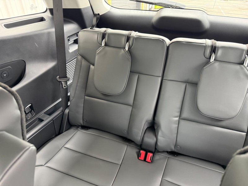 Ford Explorer Vehicle Full-screen Gallery Image 10