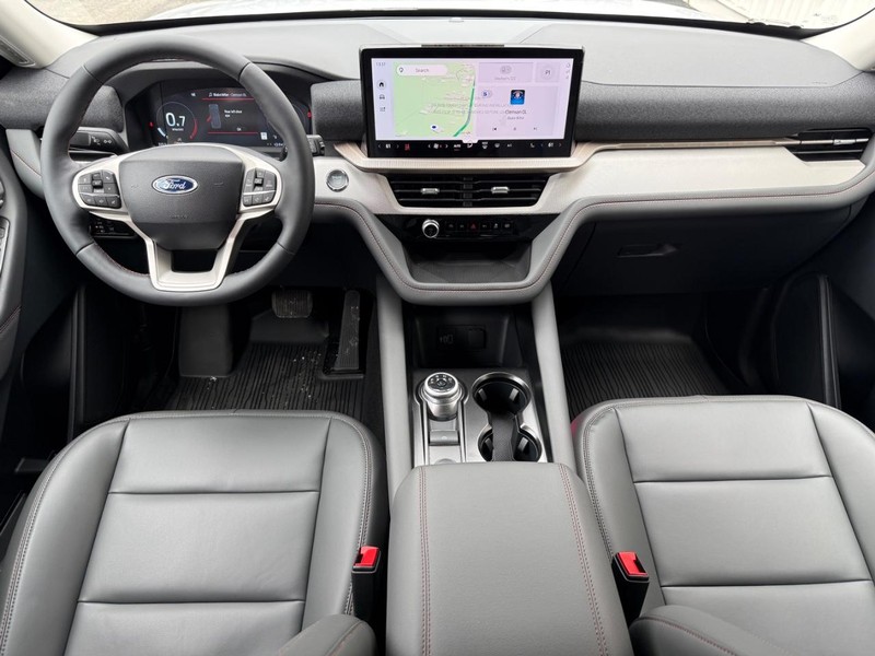 Ford Explorer Vehicle Full-screen Gallery Image 11