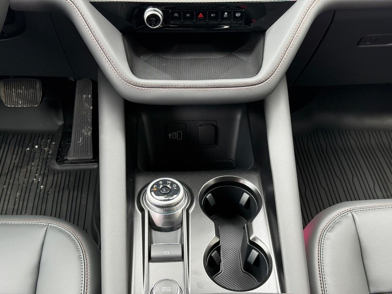 Ford Explorer Vehicle Full-screen Gallery Image 13
