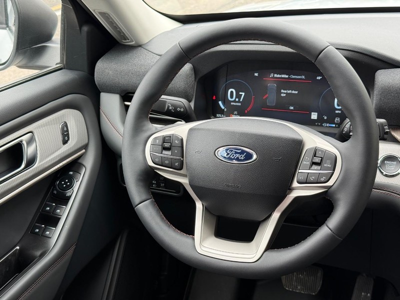 Ford Explorer Vehicle Full-screen Gallery Image 14