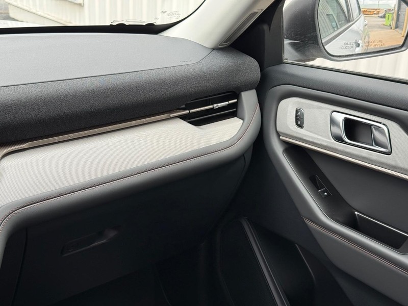 Ford Explorer Vehicle Full-screen Gallery Image 15