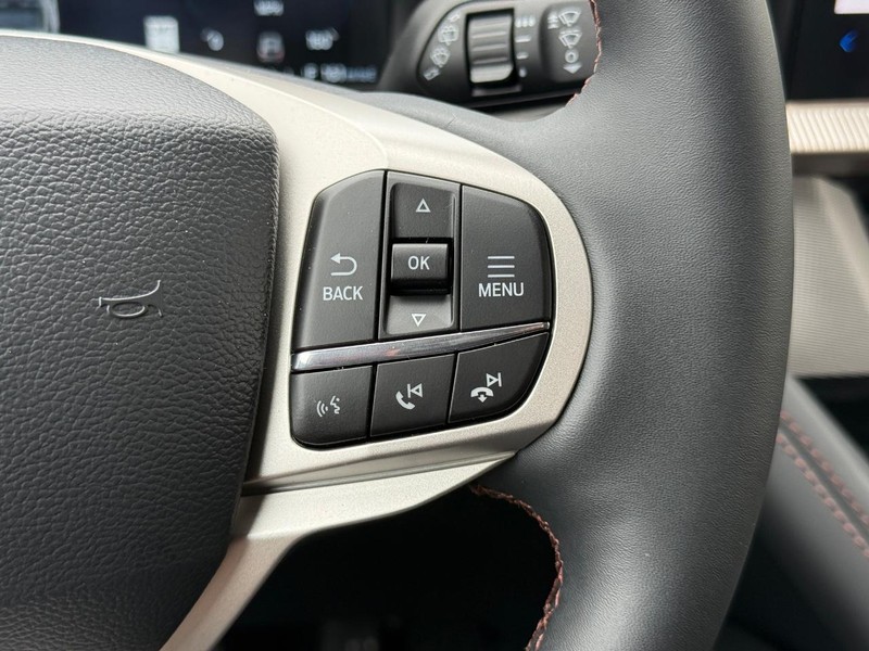 Ford Explorer Vehicle Full-screen Gallery Image 17