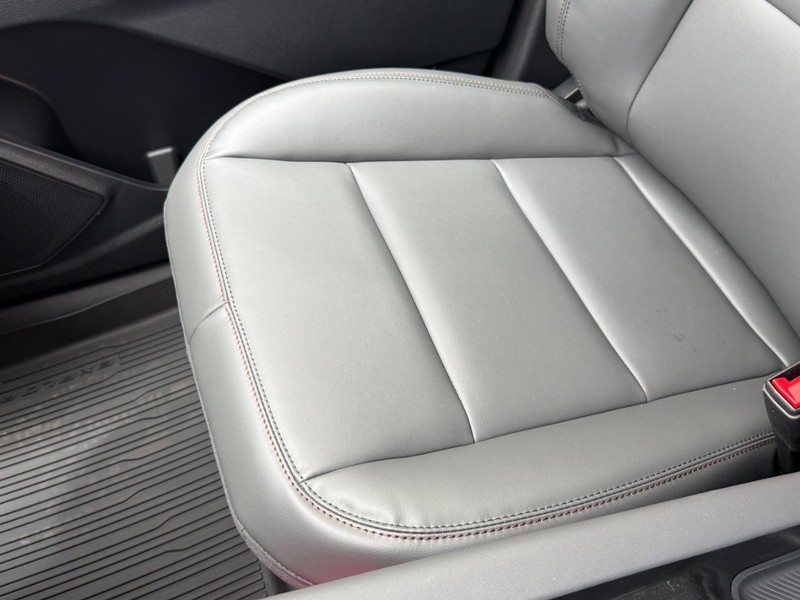 Ford Explorer Vehicle Full-screen Gallery Image 21
