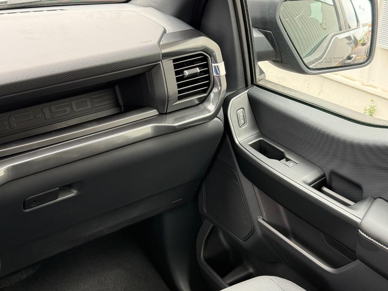 Ford F-150 Vehicle Full-screen Gallery Image 14