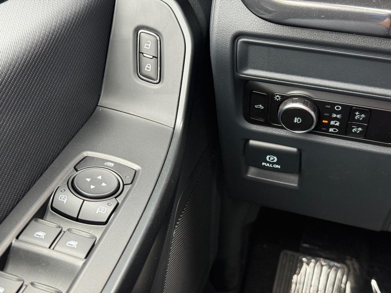 Ford F-150 Vehicle Full-screen Gallery Image 21