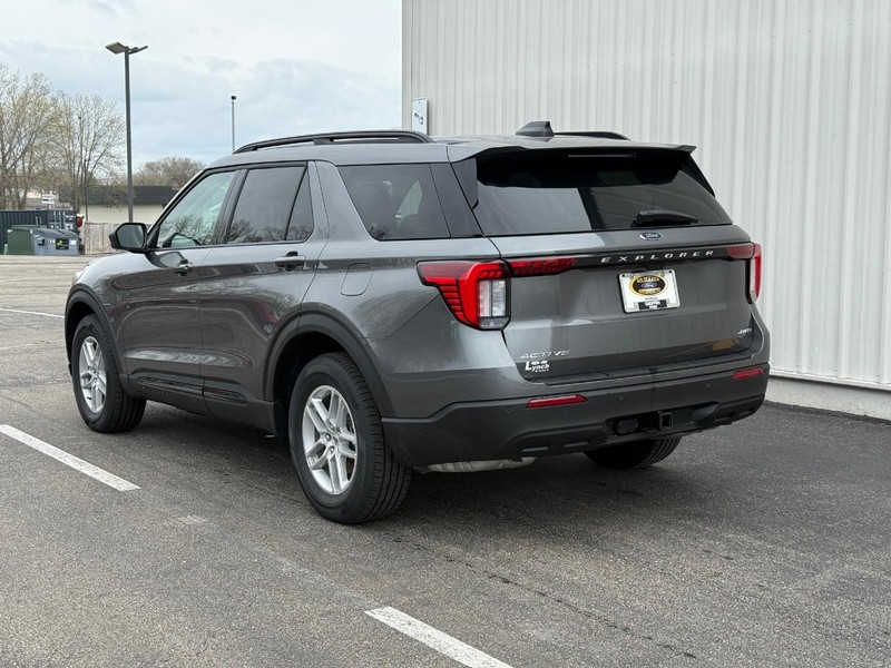 Ford Explorer Vehicle Full-screen Gallery Image 3