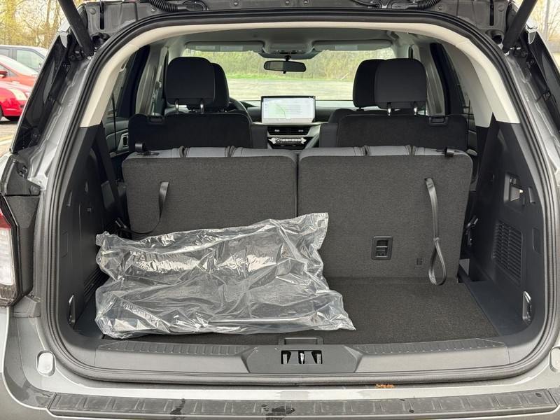 Ford Explorer Vehicle Full-screen Gallery Image 5