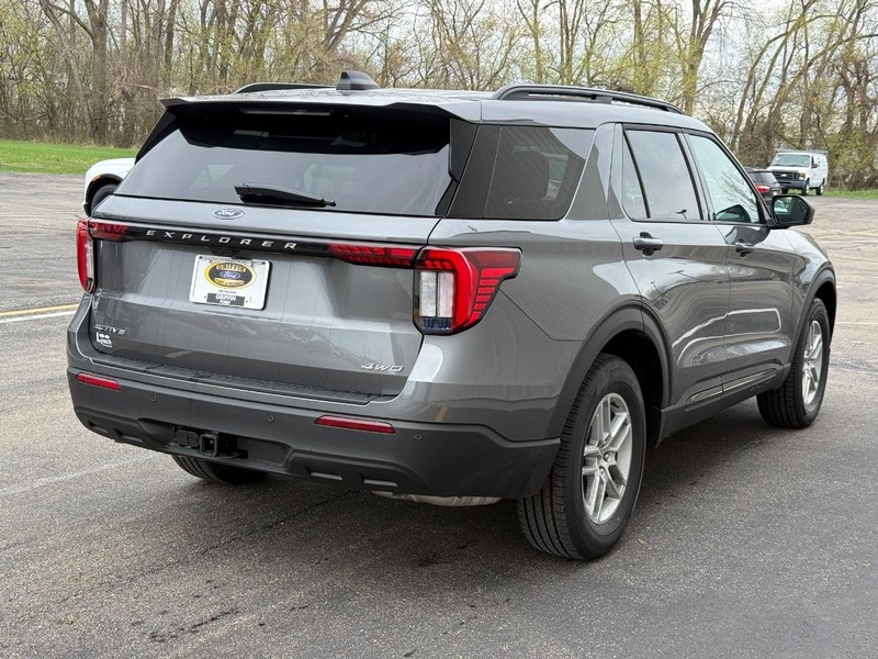 Ford Explorer Vehicle Full-screen Gallery Image 6