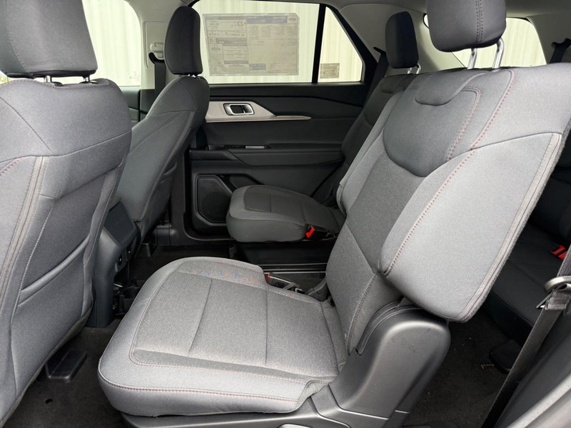 Ford Explorer Vehicle Full-screen Gallery Image 9