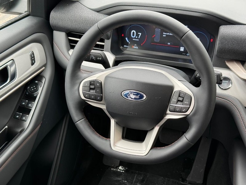 Ford Explorer Vehicle Full-screen Gallery Image 14