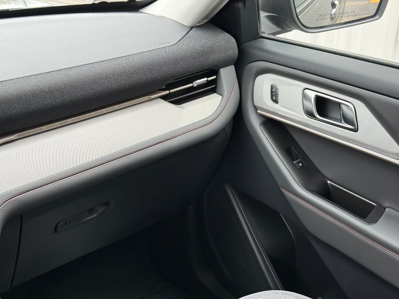 Ford Explorer Vehicle Full-screen Gallery Image 15