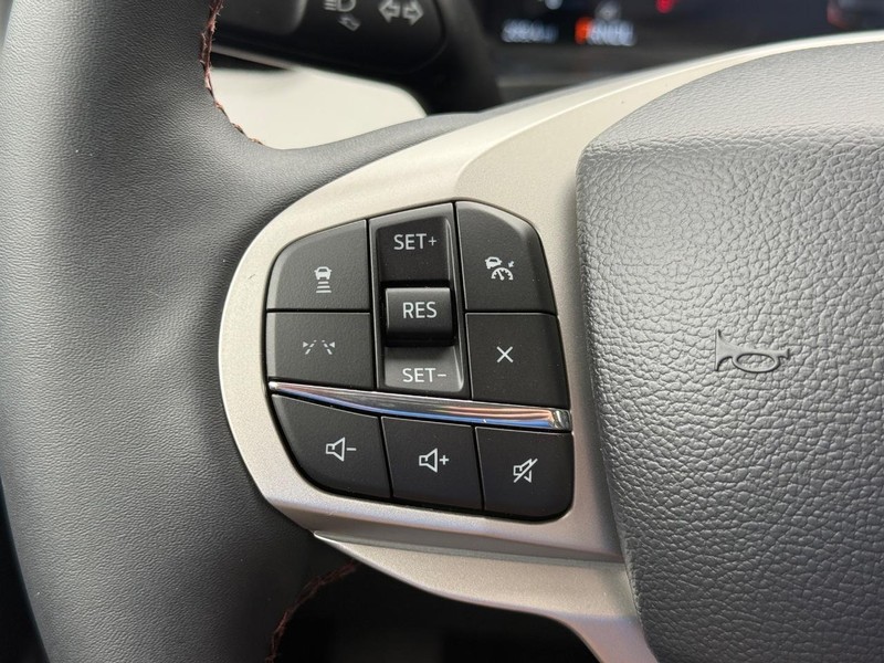 Ford Explorer Vehicle Full-screen Gallery Image 16