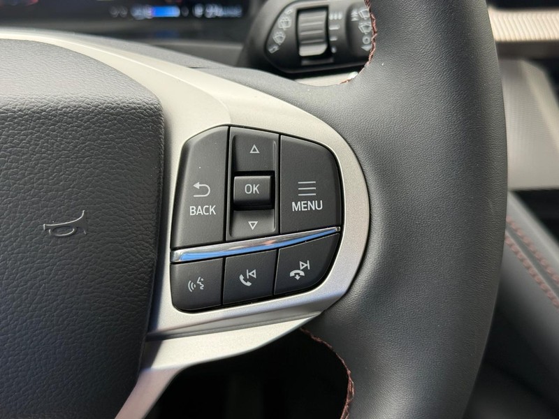 Ford Explorer Vehicle Full-screen Gallery Image 17