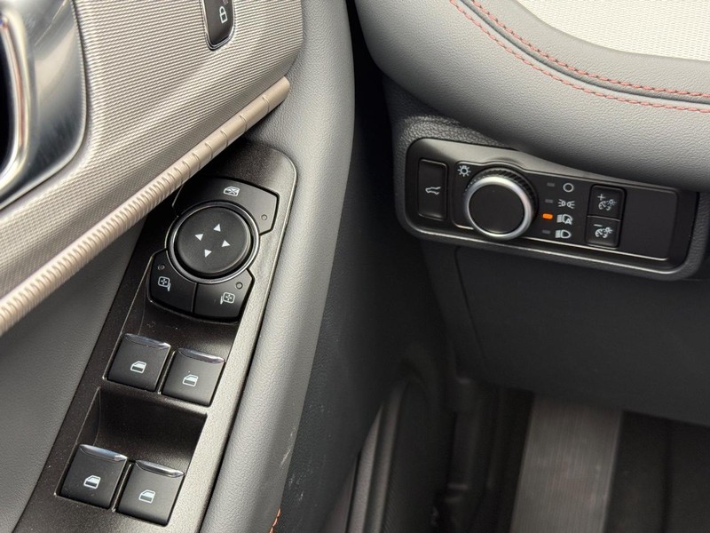 Ford Explorer Vehicle Full-screen Gallery Image 22