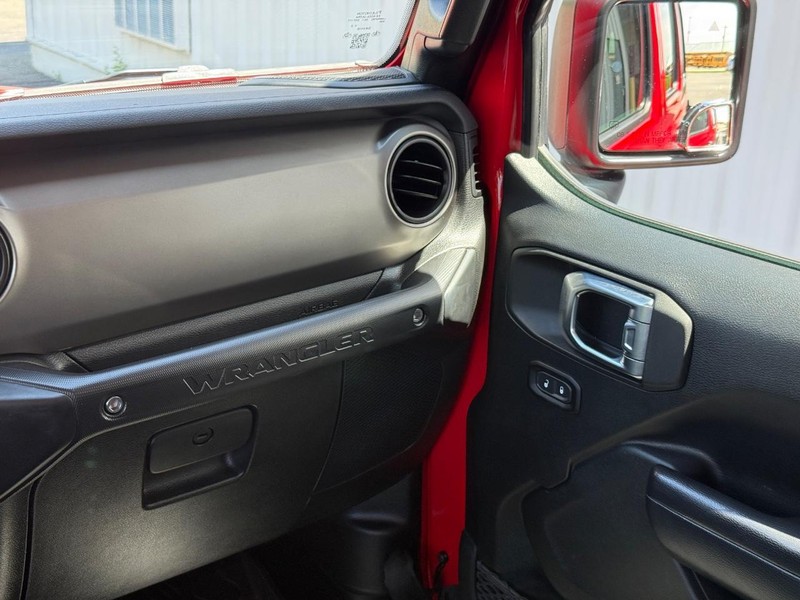 Jeep Wrangler Unlimited Vehicle Full-screen Gallery Image 12