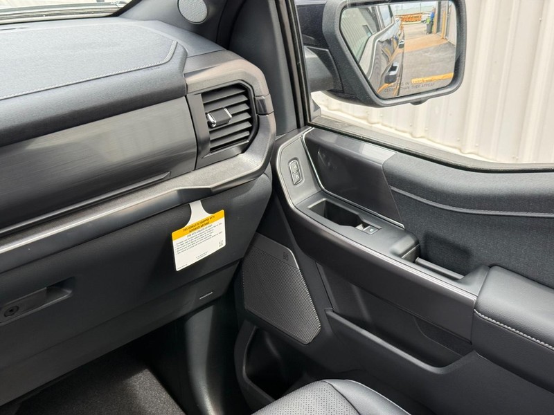 Ford F-150 Vehicle Full-screen Gallery Image 14