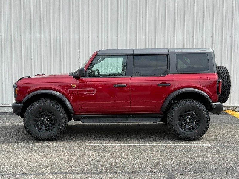 Ford Bronco Vehicle Full-screen Gallery Image 2