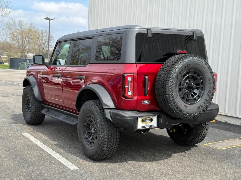 Ford Bronco Vehicle Full-screen Gallery Image 3