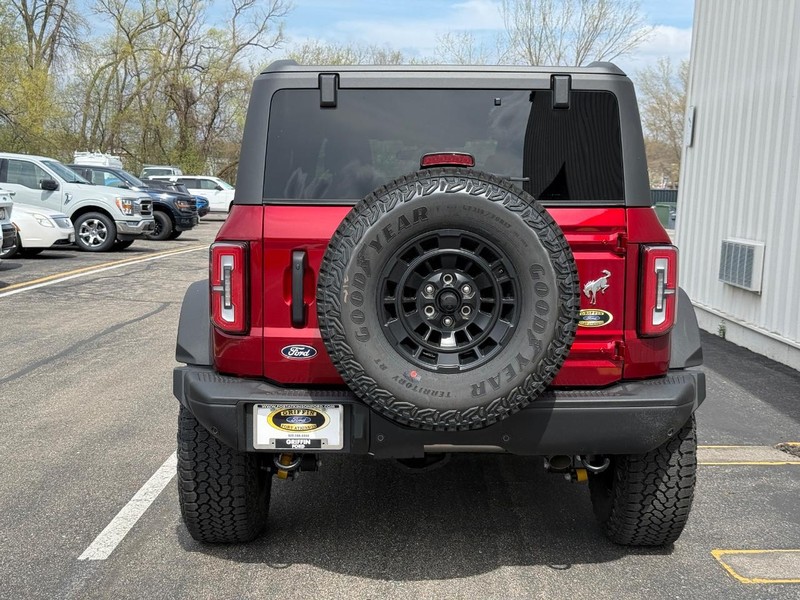 Ford Bronco Vehicle Full-screen Gallery Image 4